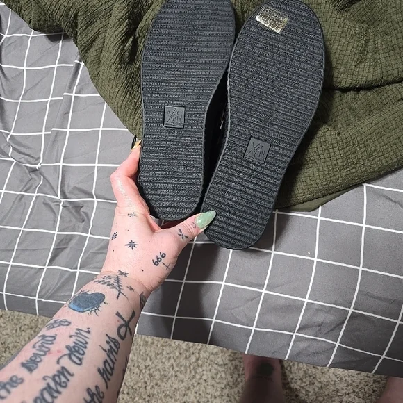 Monster High Draculara Stompers - Picture 2 of 4